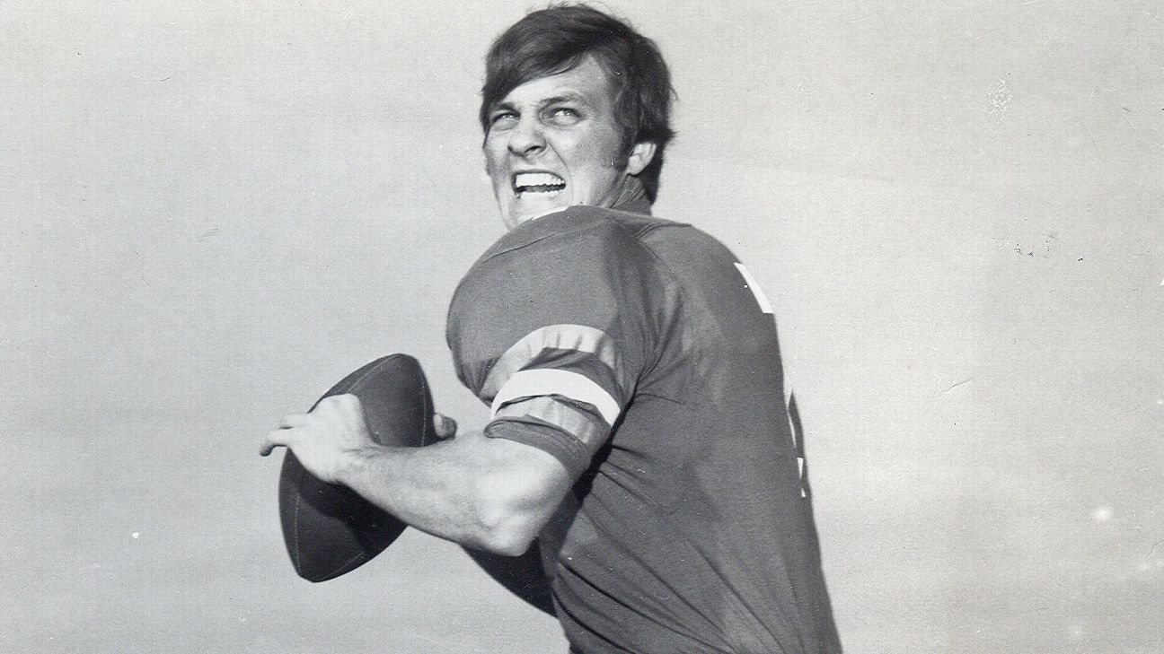 Ex-Florida Gators QB John Reaves dies at age 67