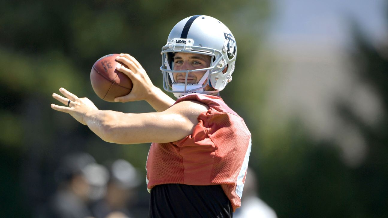 Oakland Raiders: Derek Carr working on using athleticism in the pocket