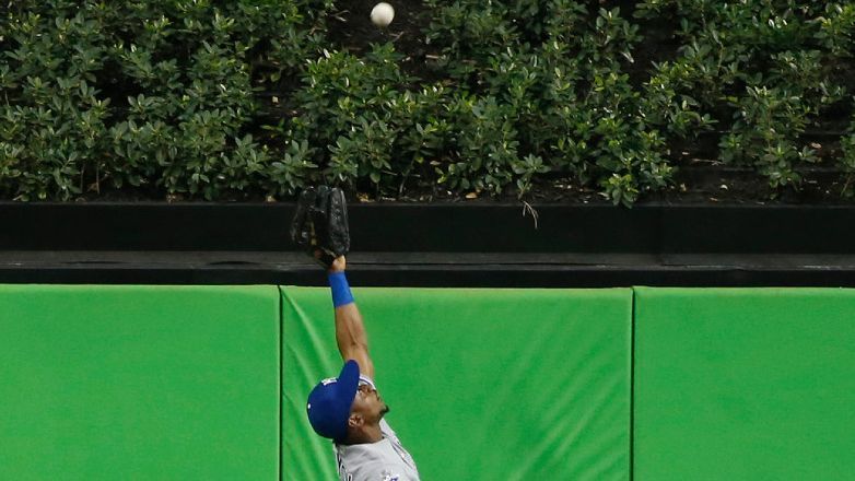 Jarrod Dyson Goes Full Ken Griffey Jr to Rob Home Run