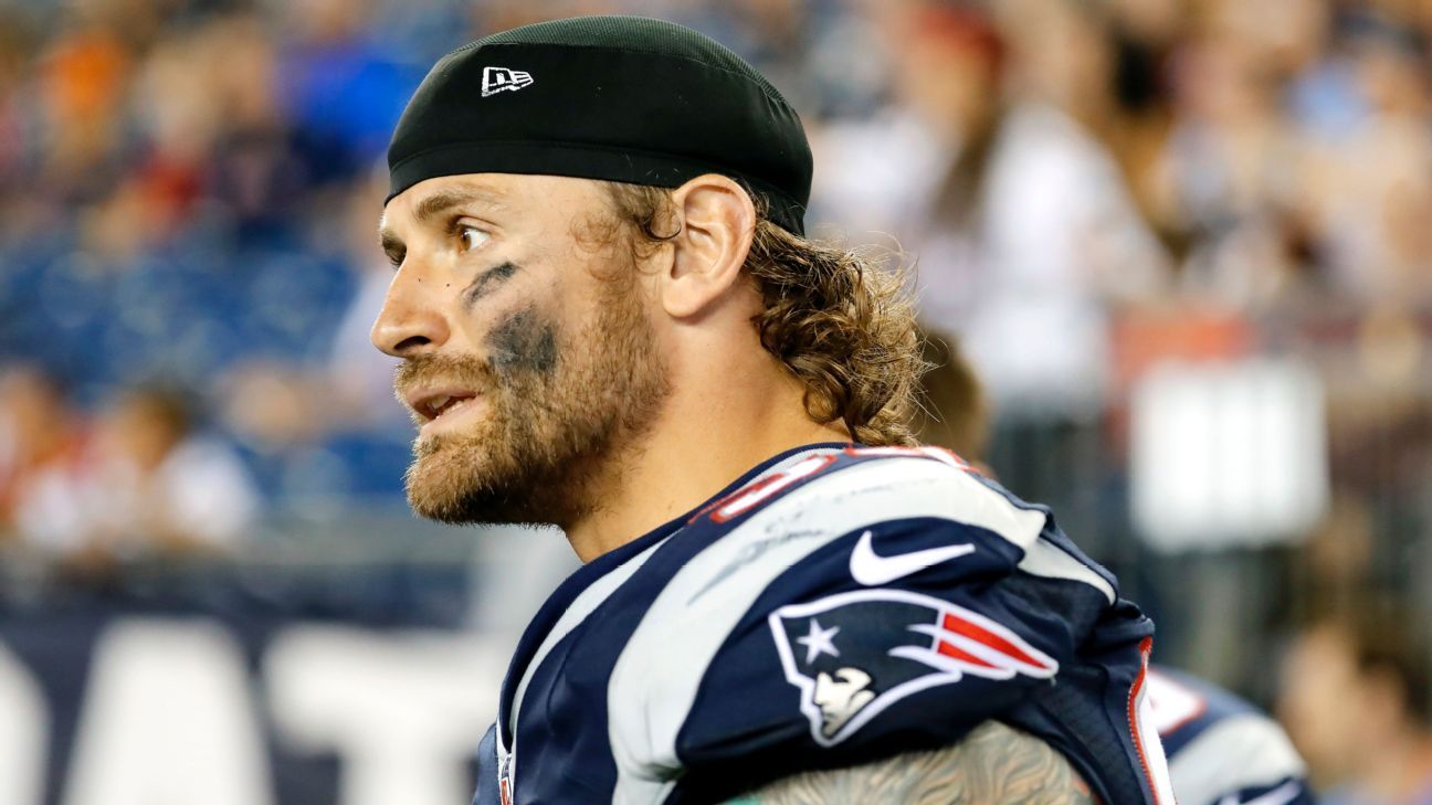 Chris Long spoofs Julian Edelman for reporters - ESPN