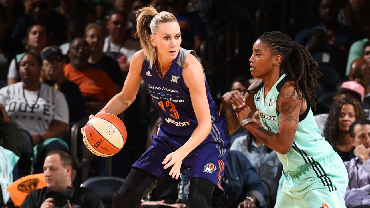 Penny Taylor calls for Brittney Griner's release at Women's Basketball Hall of F..