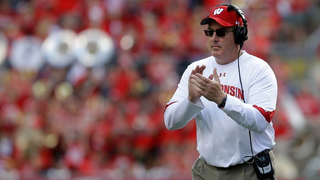 Wisconsin fires Chryst, names Leonhard interim