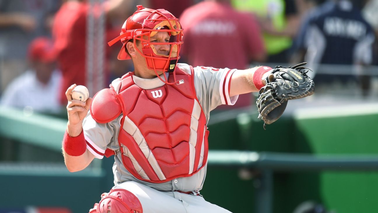 Phillies deal long-time catcher Ruiz to Dodgers for Ellis