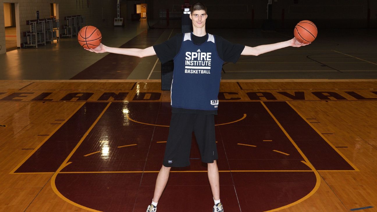 meet-the-romanian-high-school-basketball-freshman-who-is-7-foot-7