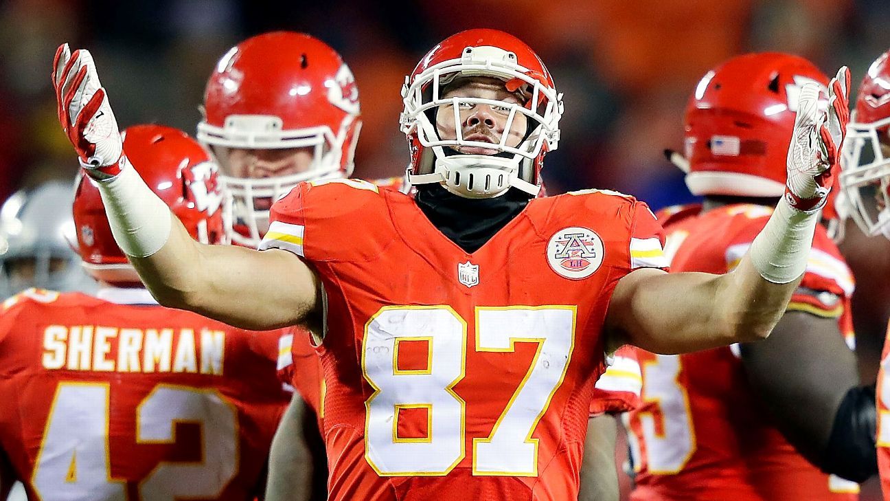 Tony Gonzalez Weighs in on Travis Kelce Potentially Breaking Three of His  Chiefs Records (Exclusive)