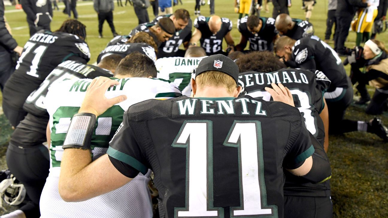 Philadelphia Eagles players come together to pray after winning the Super  Bowl 