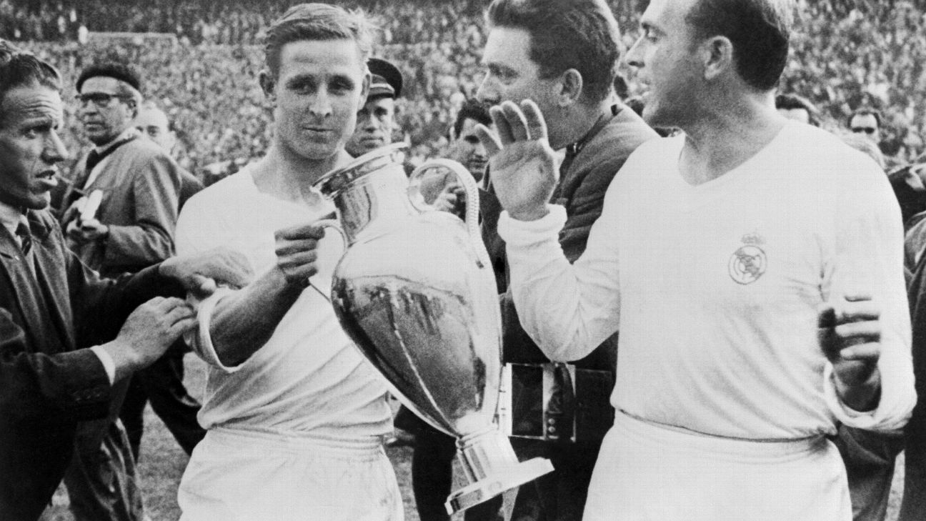 ALFREDO DI STÉFANO 1957 PARIS, FRANCE, BALLON D'OR AWARD