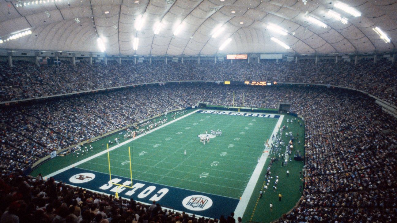 Fans line up in stadium to mourn owner Art Modell 