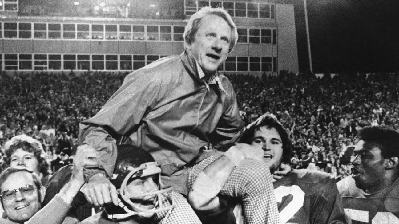 Frank Broyles’ Arkansas Razorbacks legacy lives on - ESPN