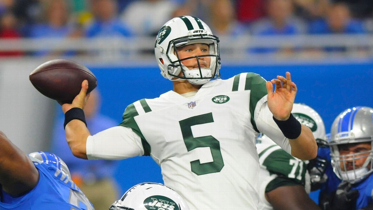 Jets QB JOSH McCOWN completes a pass to Bilal Powell