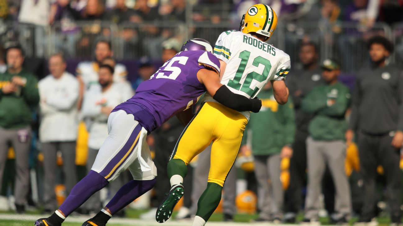 Anthony Barr of the Minnesota Vikings gets set against the