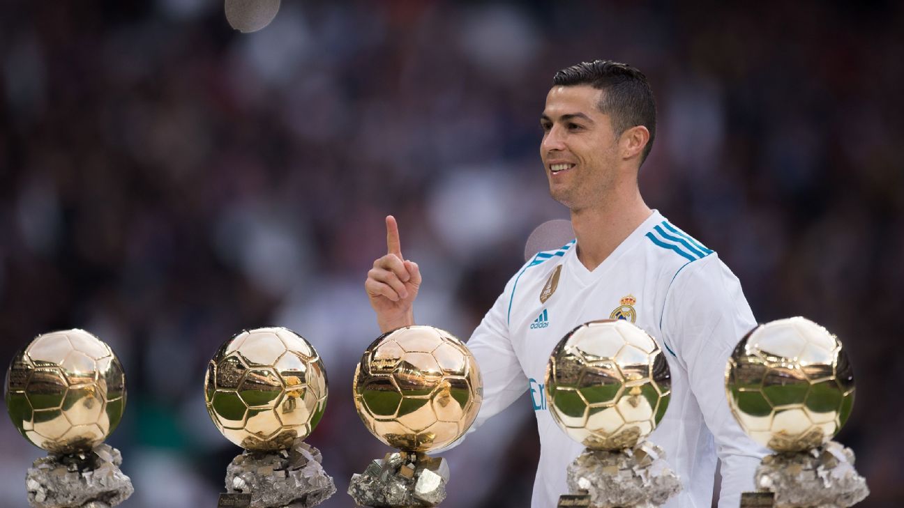 Cristiano Ronaldo exhibe sus Balones de Oro en el Bernabéu ESPN