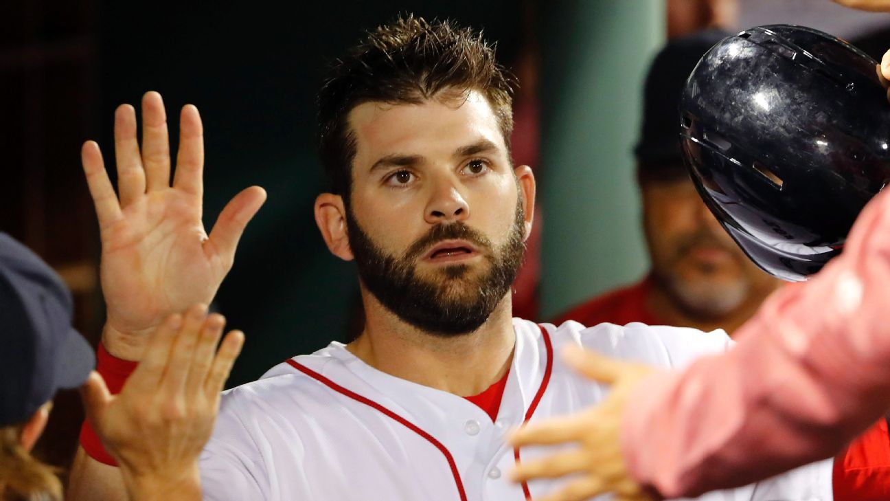 Red Sox give Mitch Moreland two-year contract