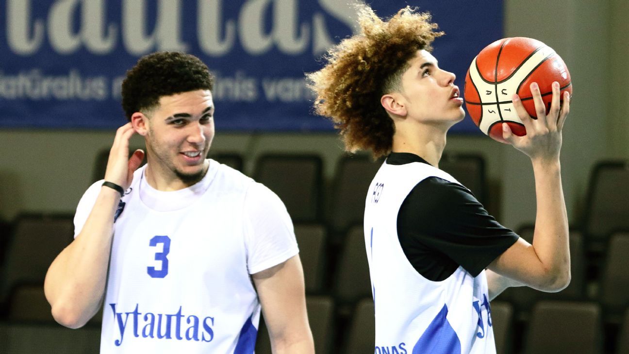 Charlotte Hornets guard LiAngelo Ball (18) plays against the