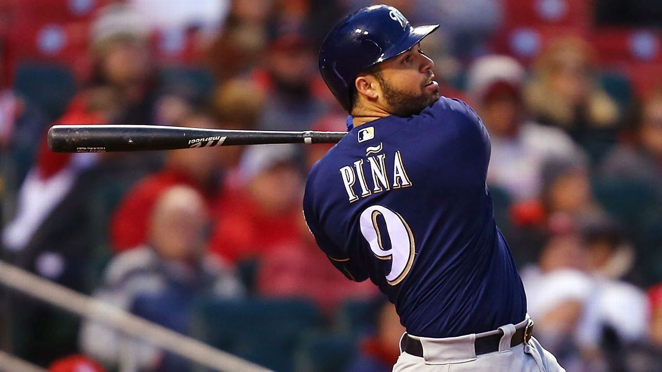 Người bắt chữ ký Manny Pina của Atlanta Braves trong hai năm, trị giá 8 triệu đô la