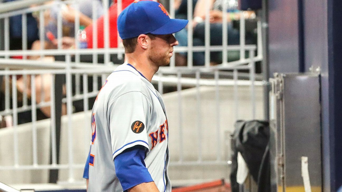 Fan throws back Jose Bautista's homer, hits Brett Gardner in head