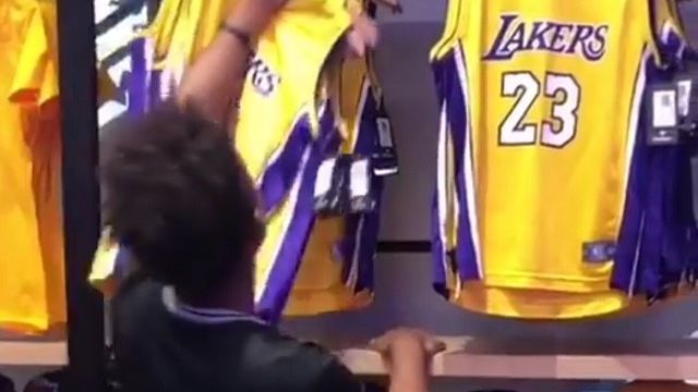 LeBron James Lakers jerseys sold prematurely at NBA Store - ESPN