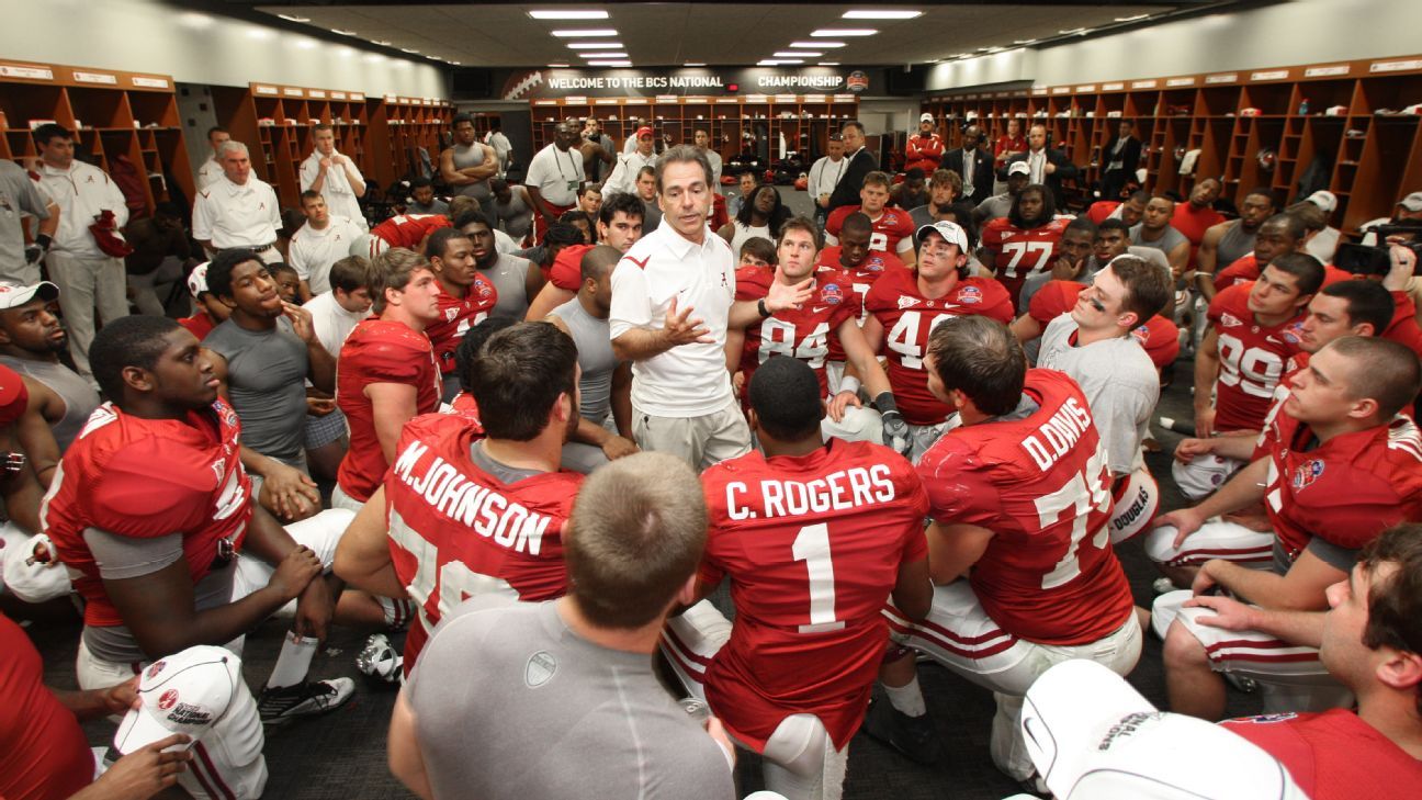 Texas QB Colt McCoy exits BCS championship game with shoulder injury, will  be evaluated at halftime 