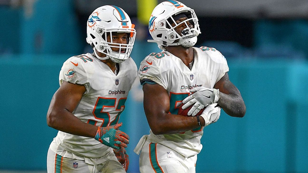 Miami Dolphins middle linebacker Raekwon McMillan (52) lines up