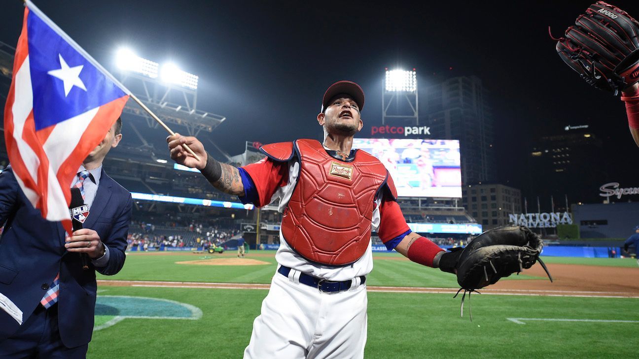 La esposa de Yadier Molina recibe el premio Roberto Clemente - El