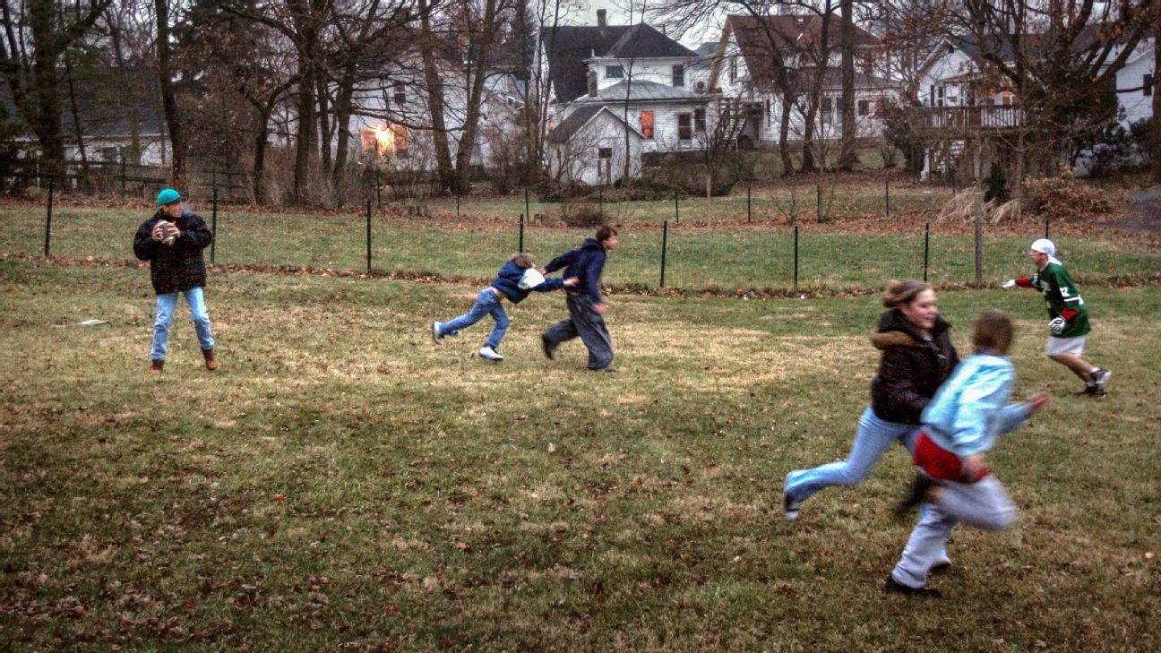 thanksgiving family football