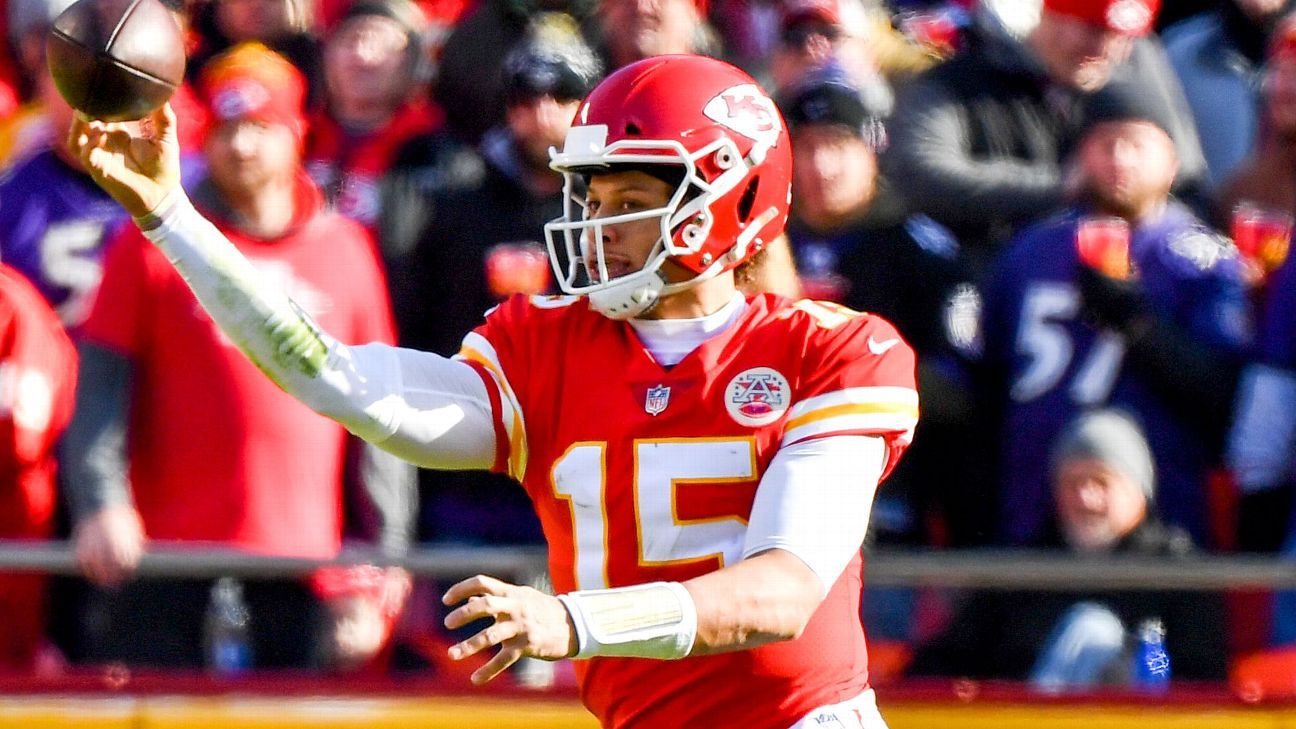 Patrick Mahomes a Throws No-Look Pass & It Wasn't His Day's Best