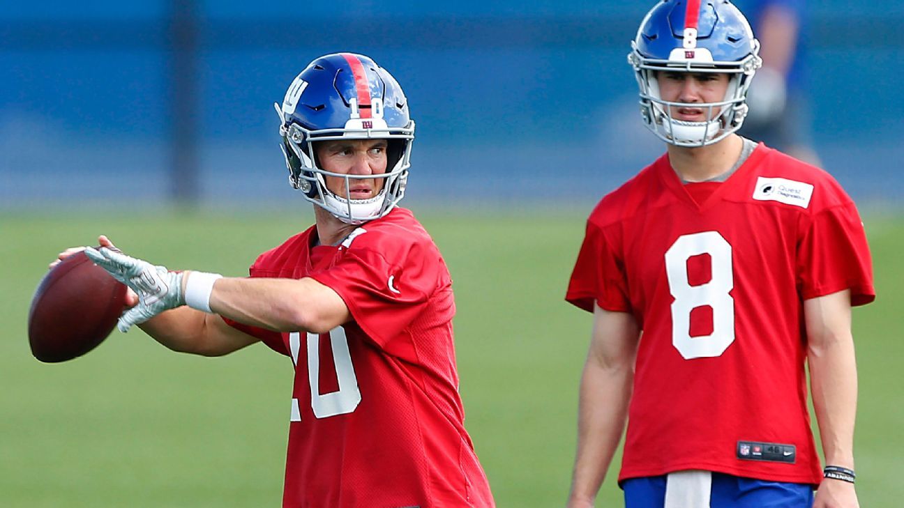 Photo of Eli Manning, Daniel Jones on sideline during Giants vs