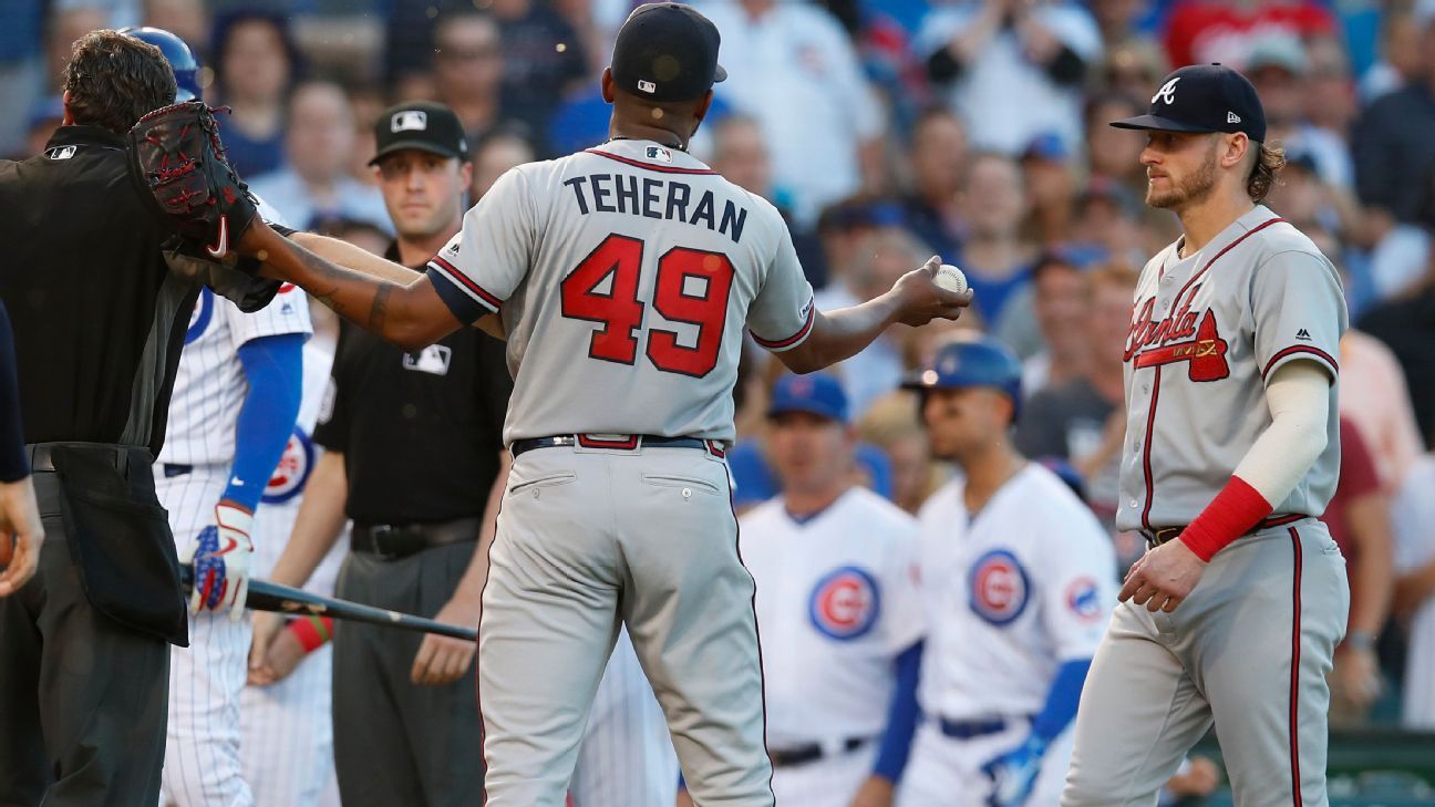 Miami, Florida, USA. 25th June, 2017. Chicago Cubs catcher Willson Contreras  (40), displaying the Venezuelan flag on his arm sleeve, talks to fans after  a MLB game between the Chicago Cubs and