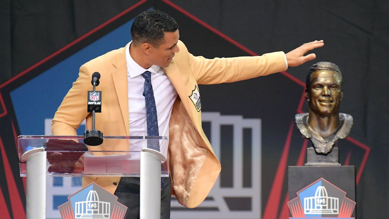 Photo: Ty Law dances with Byron Washington as he is inducted into the Pro  Football Hall of Fame - CAN20190803109 