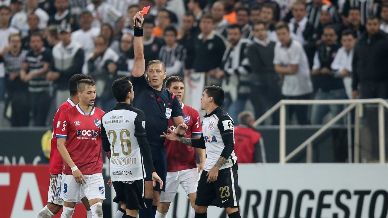 Invencibilidade, eliminações e expulsões: relembre os jogos do Corinthians sob comando de Néstor Pitana