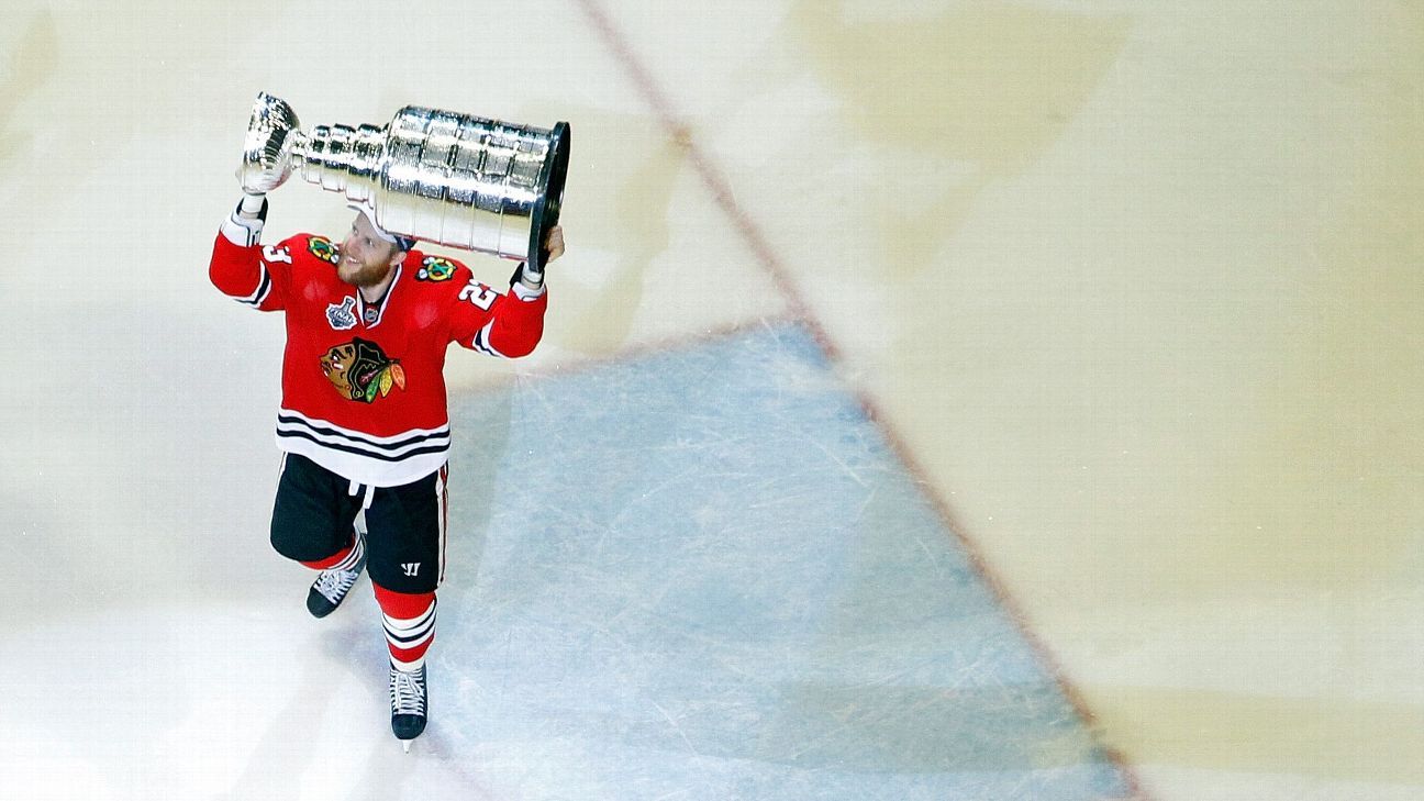 Kris Versteeg loves putting his kid inside the Stanley Cup - Chicago  Sun-Times