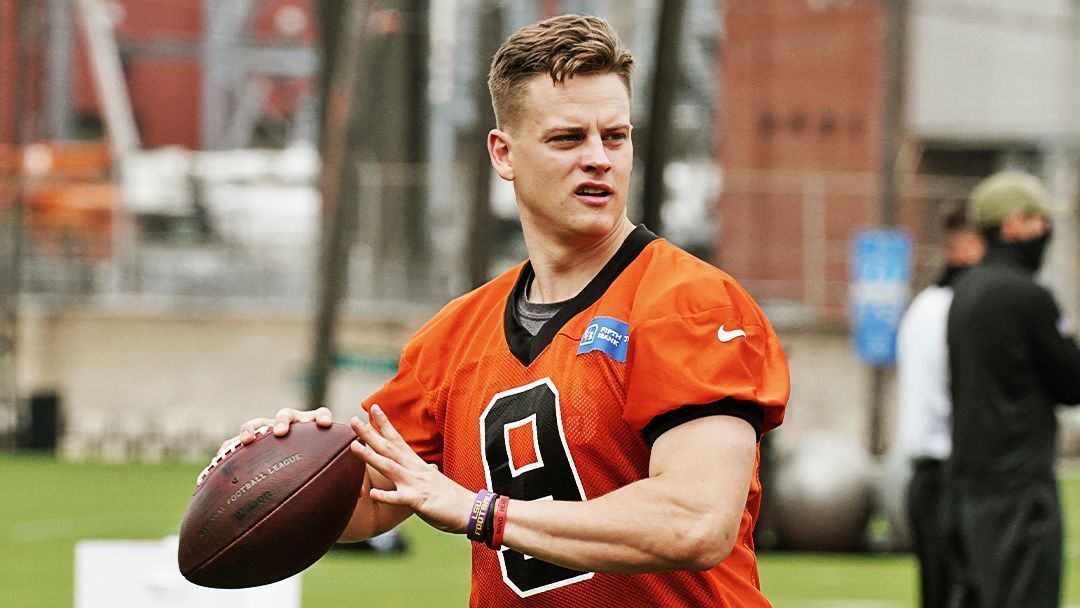 Joe Burrow Rolls Up to Chiefs-Bengals Wearing Black Turtleneck, Gold Chain