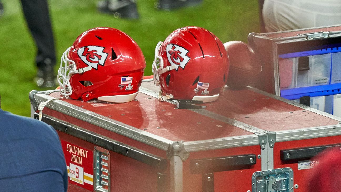 NFL prohíbe por primera vez el uso de 10 variedades de cascos