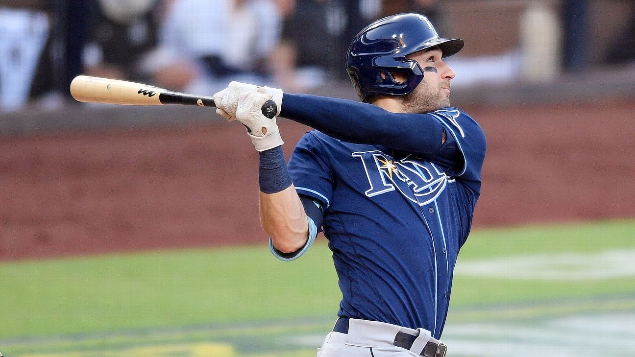 Tampa Bay CF Kiermaier breaks hand trying to make catch