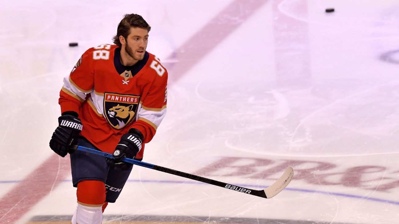 Del Zotto hoists Stanley Cup before jumping in pool