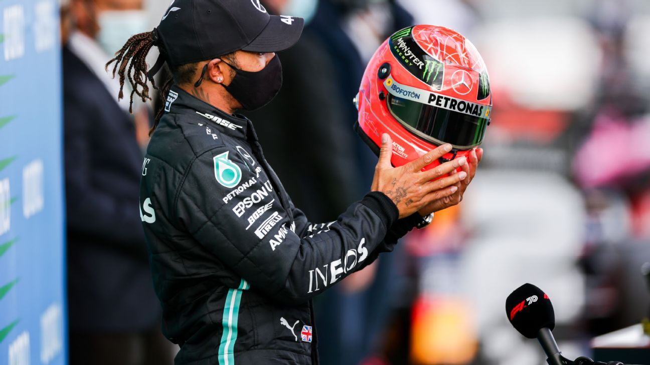 Hamilton recibió el casco de Schumacher de manos de su hijo Mick