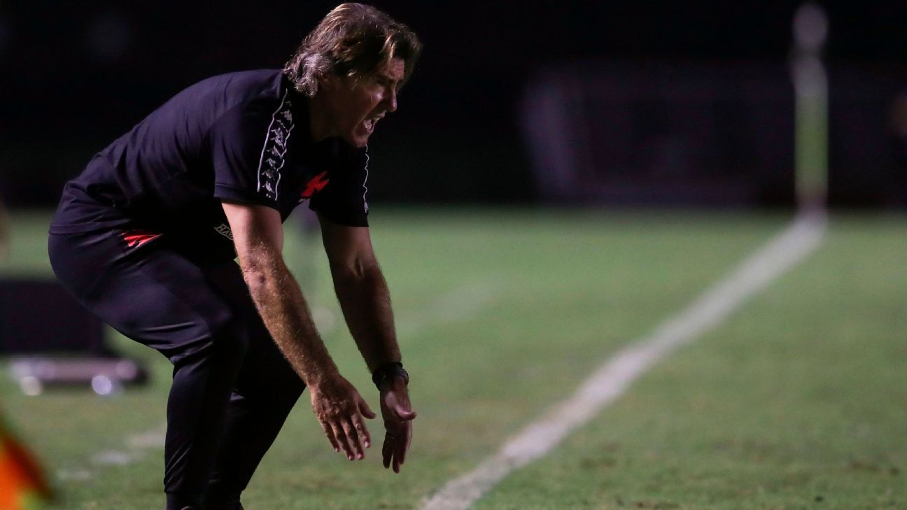 Sá Pinto chama ex-Vasco de 'vagabundo' e cita história inacreditável no CT do clube: 'Jacaré comeu a pata do cachorro'
