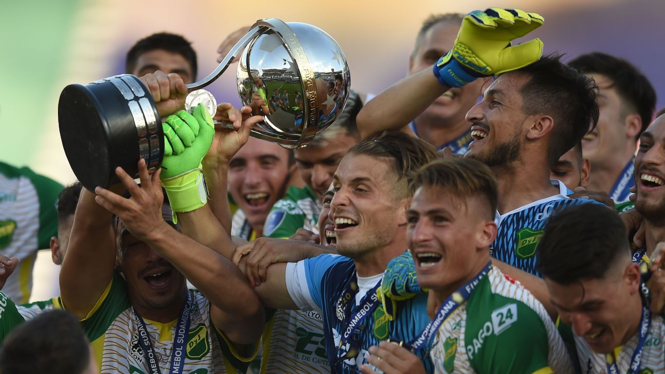 Hernan Crespo Incorporates The Identity Of Defensa Y Justicia And His Own Identity To Deliver The Unlikely Copa Sudamericana Soccer Sports Jioforme