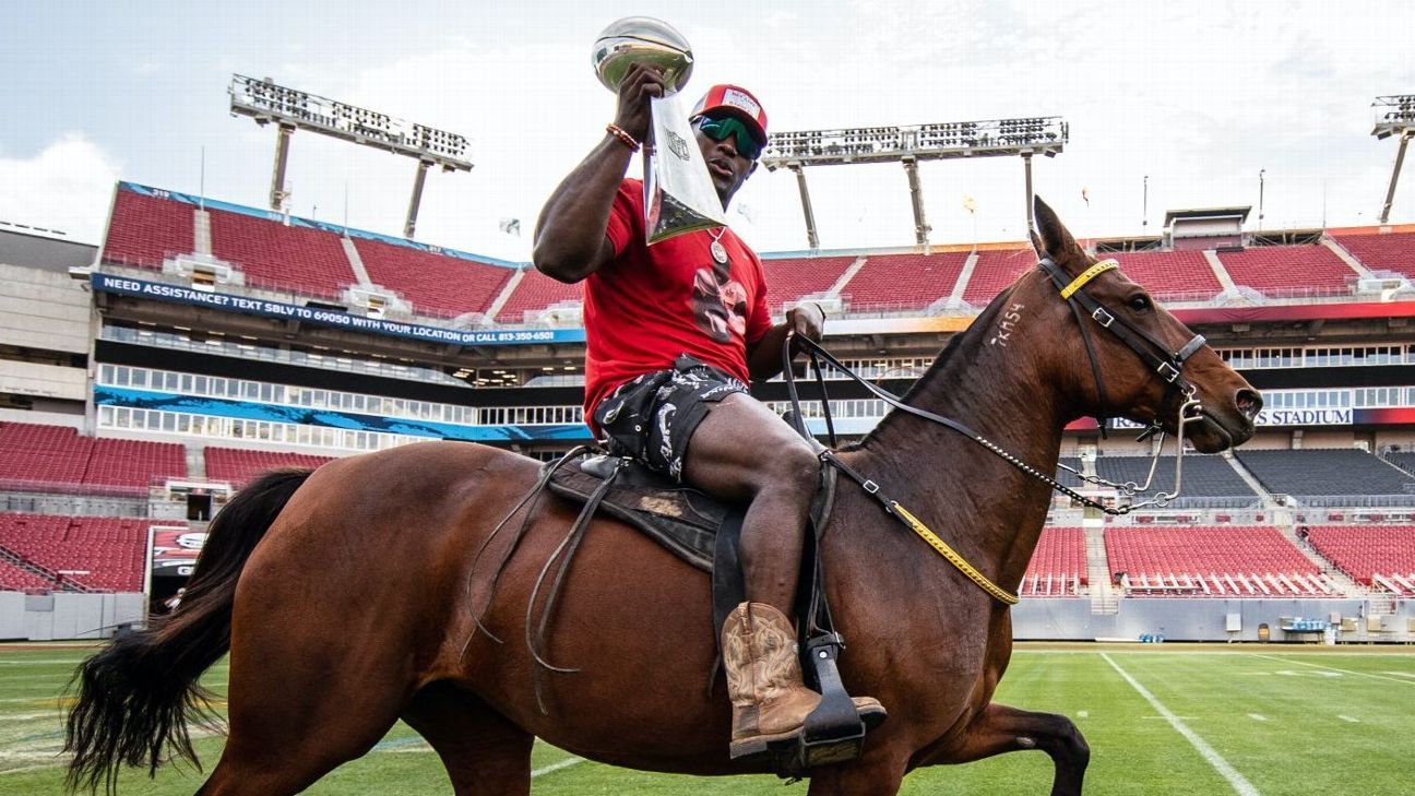 WATCH: Devin White takes victory lap on horse in Raymond James Stadium