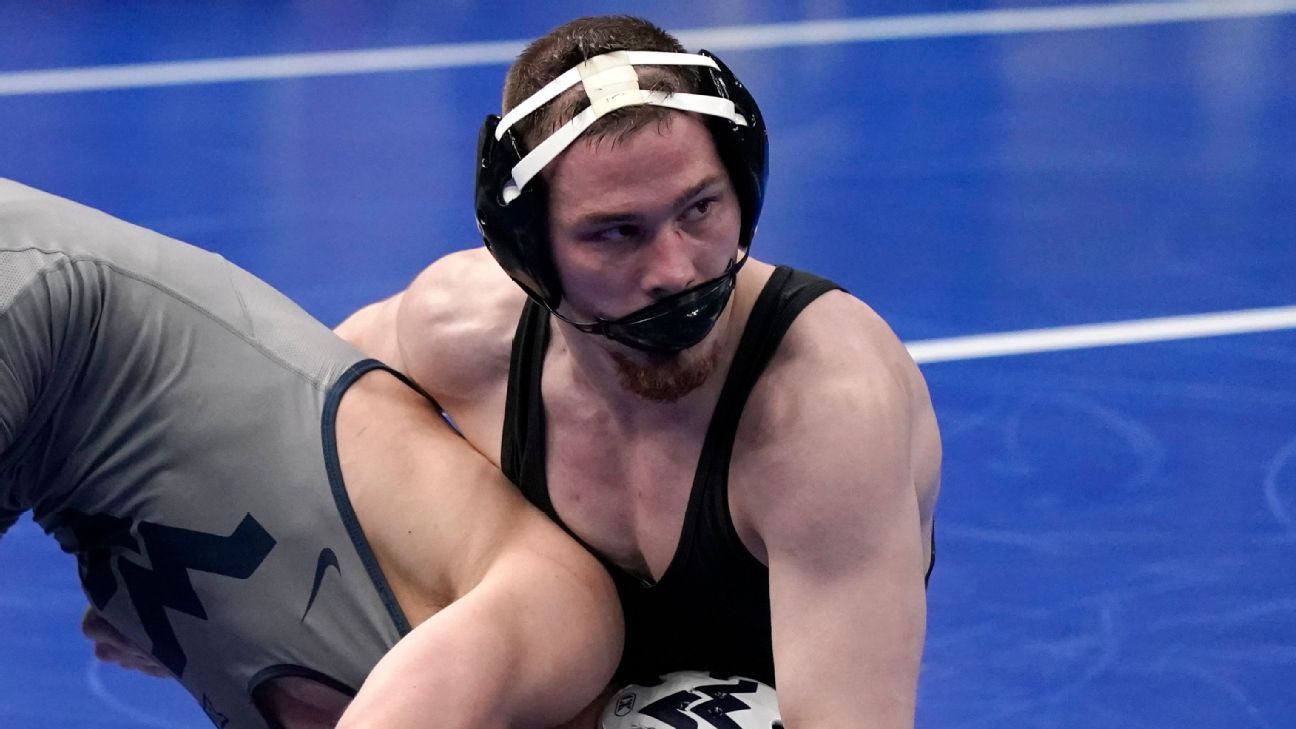 Spencer Lee easily advances at NCAA wrestling championships; Iowa
