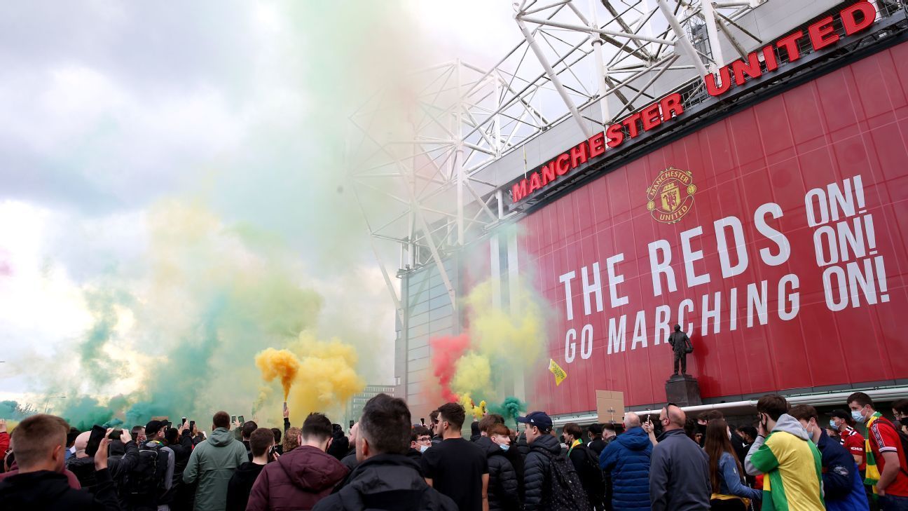 Fans de Manchester United invaden Old Trafford en protesta contra dueños