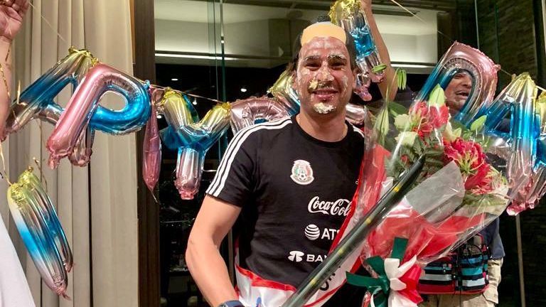 Memo Ochoa no se salva del pastelazo en su cumpleaños con ...