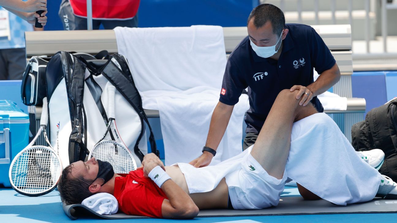 Daniil Medvedev struggles with extreme heat in advancing to Olympic men's tennis..