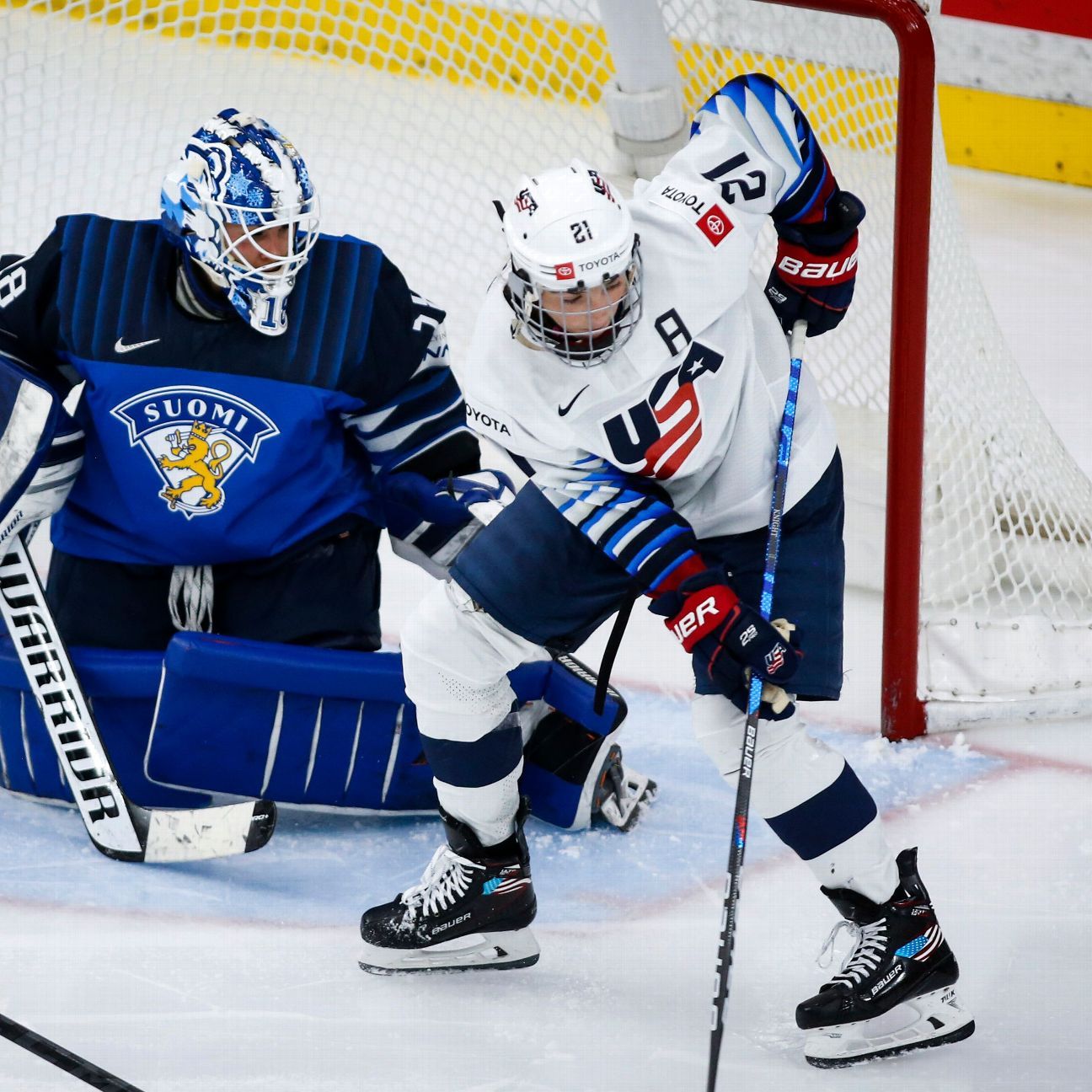 Hillary Knight vyrovnávající střelkyně.  USA na mistrovství světa v hokeji žen porazily Finsko 3: 0