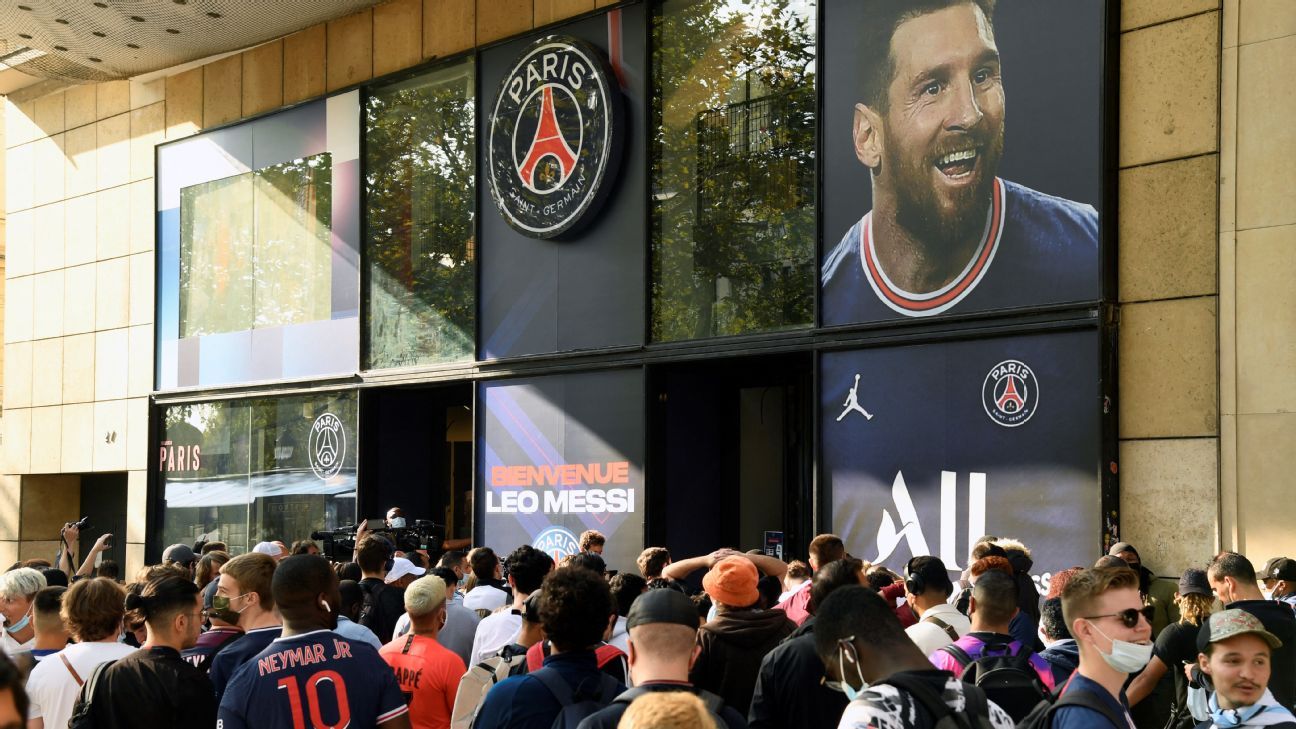 Mbappé, eclipsed by Messi in the PSG store of the Champs Elysees