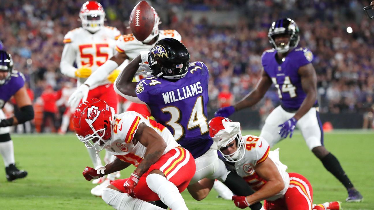 Fun plays continue on SNF with Lamar Jackson's jump pass for Ravens, Travis Kelce's rumbling TD for Chiefs