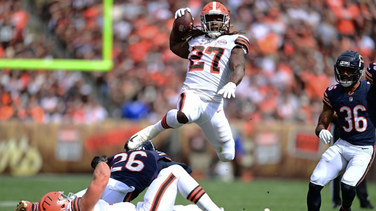 Cleveland Browns' Kareem Hunt eludes three Chicago Bears defenders en route to s..