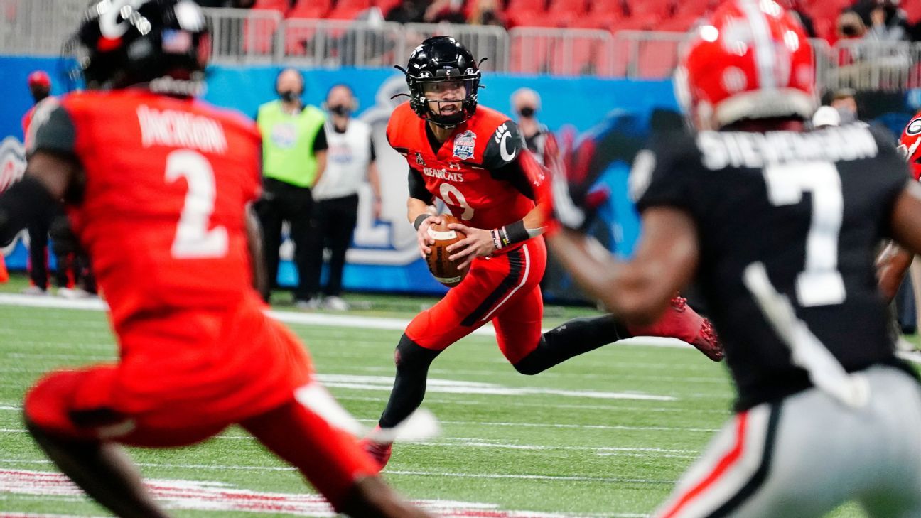 Desmond Ridder of the Cincinnati Bearcats throws the ball during the   Cincinnati bearcats football, Cincinnati bearcats, College football players