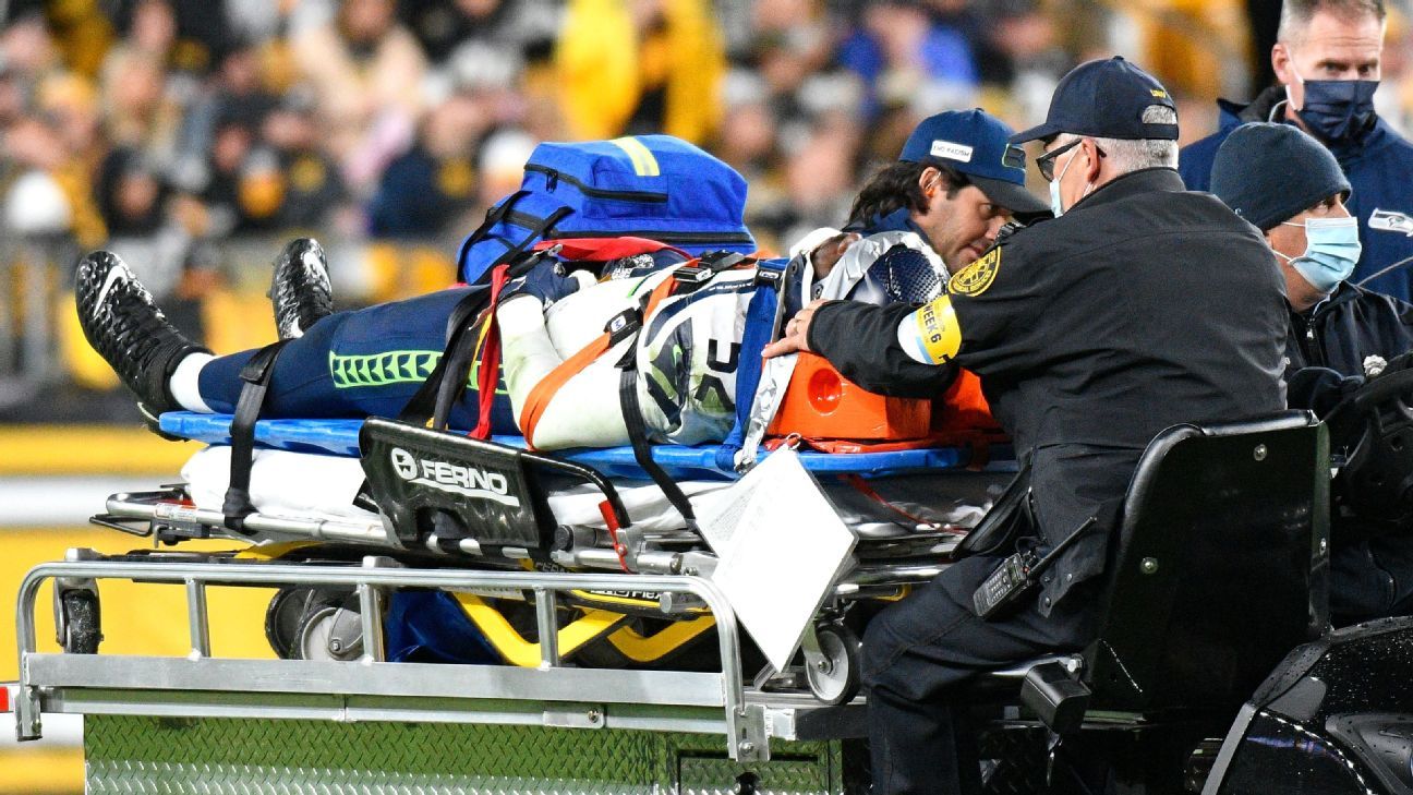 Seahawks' Darrell Taylor ran off sideline onto field to block