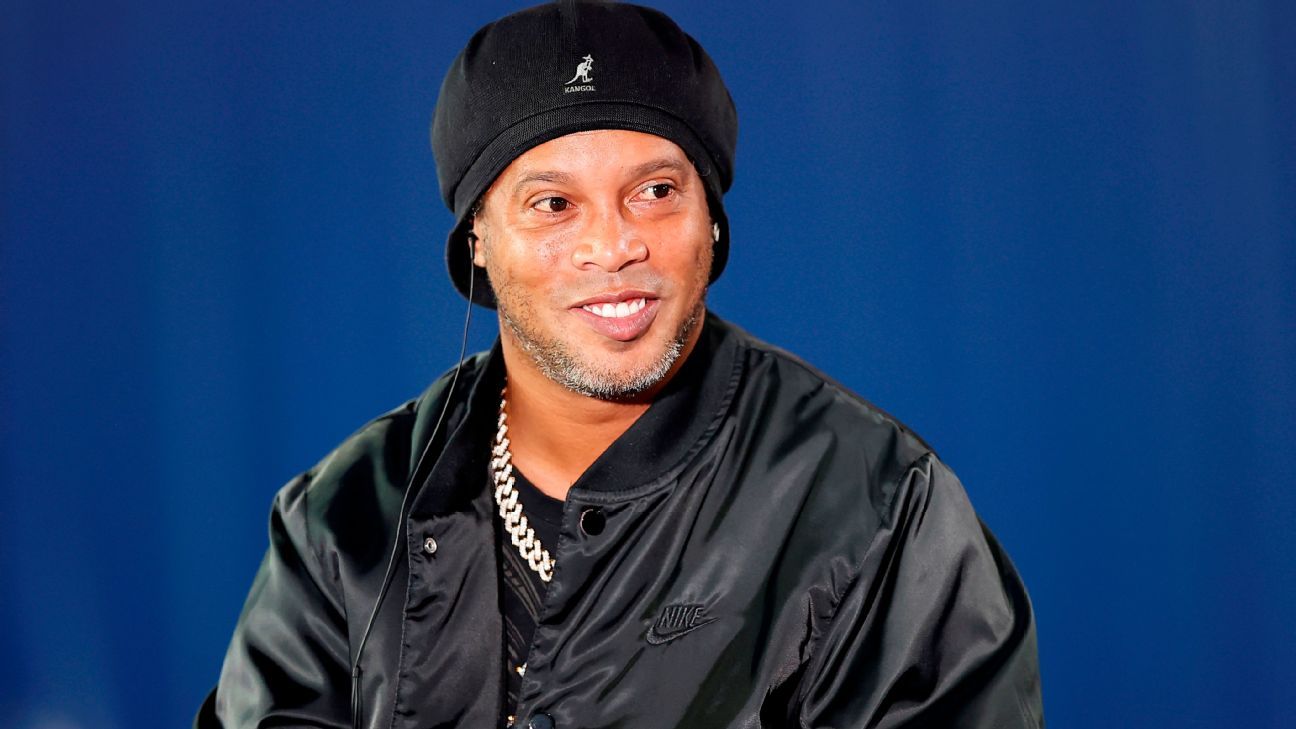 O Gênio Ronaldinho Avalia O VAR E Dispensa O Banco De Técnico!